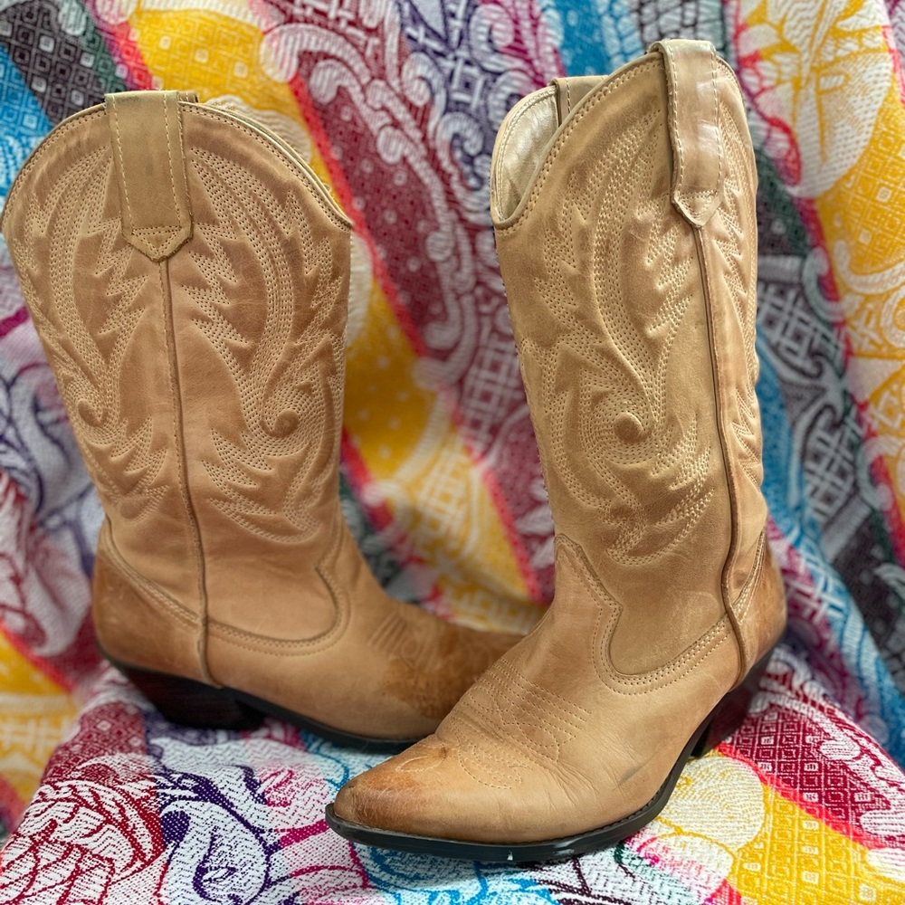 Tan cowgirl boots! It’s rodeo time